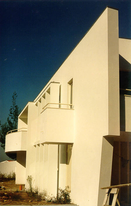 Vista do acesso à garagem José Melo Ferreira, Arquitecto Casas modernas garagem,carro