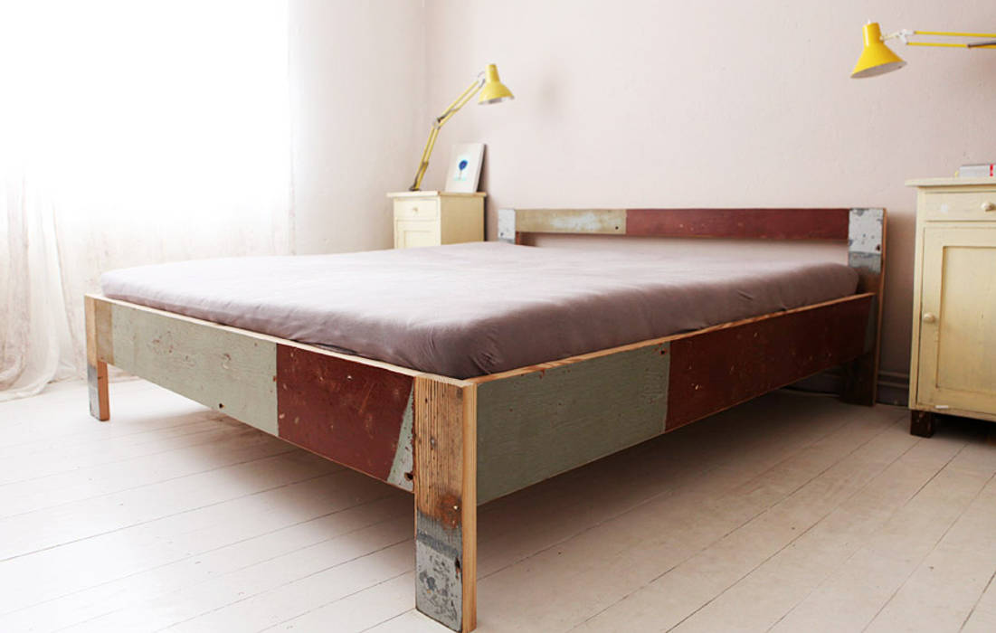 Bett aus alten Berliner Dielen, DIELEREI DIELEREI Eclectic style bedroom Wood Wood effect Beds & headboards