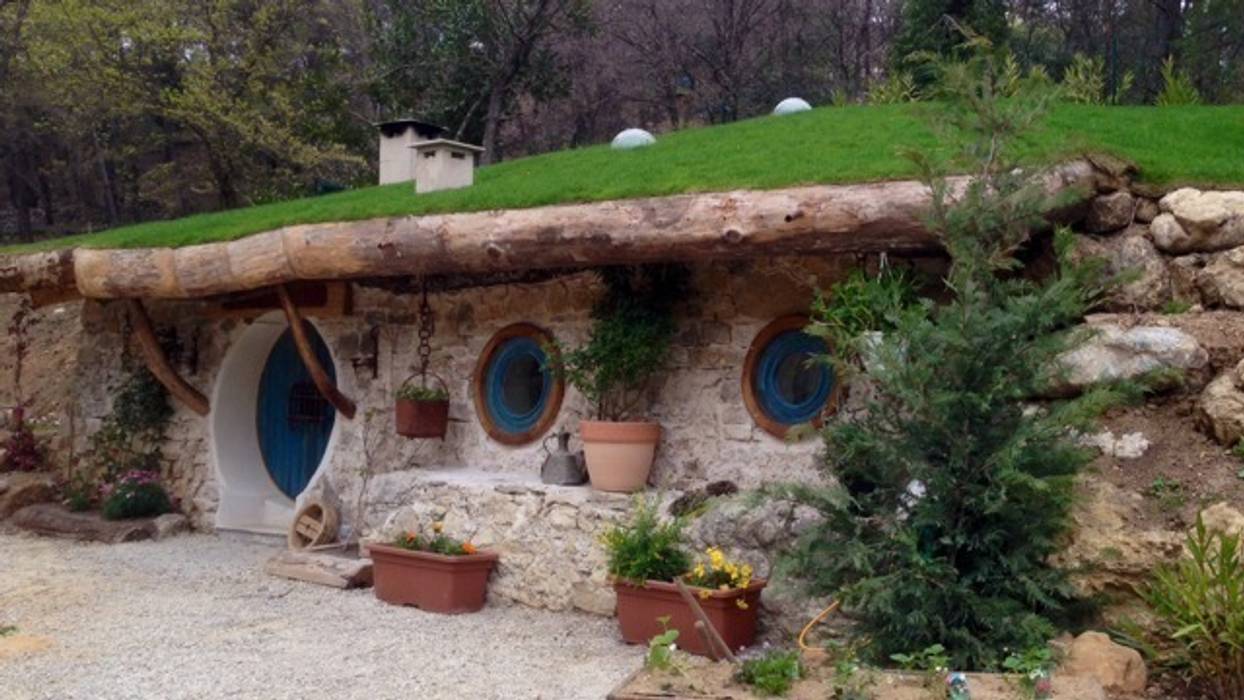 TANIERE DE BILBO LE HOBBIT à FLAYOSC (var) , Cabanes du Varon Cabanes du Varon Portas e janelas rústicas Decoração de janela