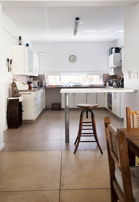 Cocina abierta al family Estudio Claria Cocinas de estilo minimalista