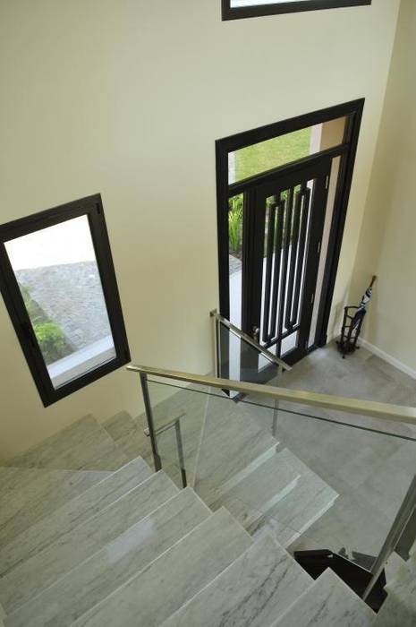Casa Clásica Moderna sobre el golf , Parrado Arquitectura Parrado Arquitectura Modern Corridor, Hallway and Staircase