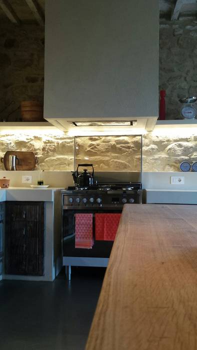 BioMalta: Rifinitura continua su massetto riscaldato - Bagni e piatti doccia, Marcello Gavioli Marcello Gavioli Rustic style kitchen
