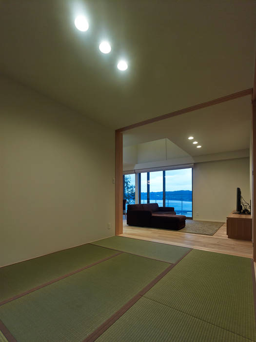 ISHIGAKI NO IE , 鶴巻デザイン室 鶴巻デザイン室 和風デザインの リビング