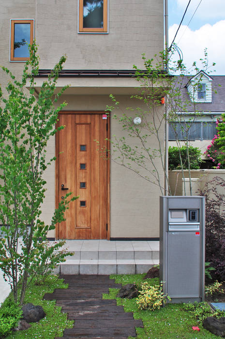 玄関とコハウチワカエデ 新美園 オリジナルな 庭