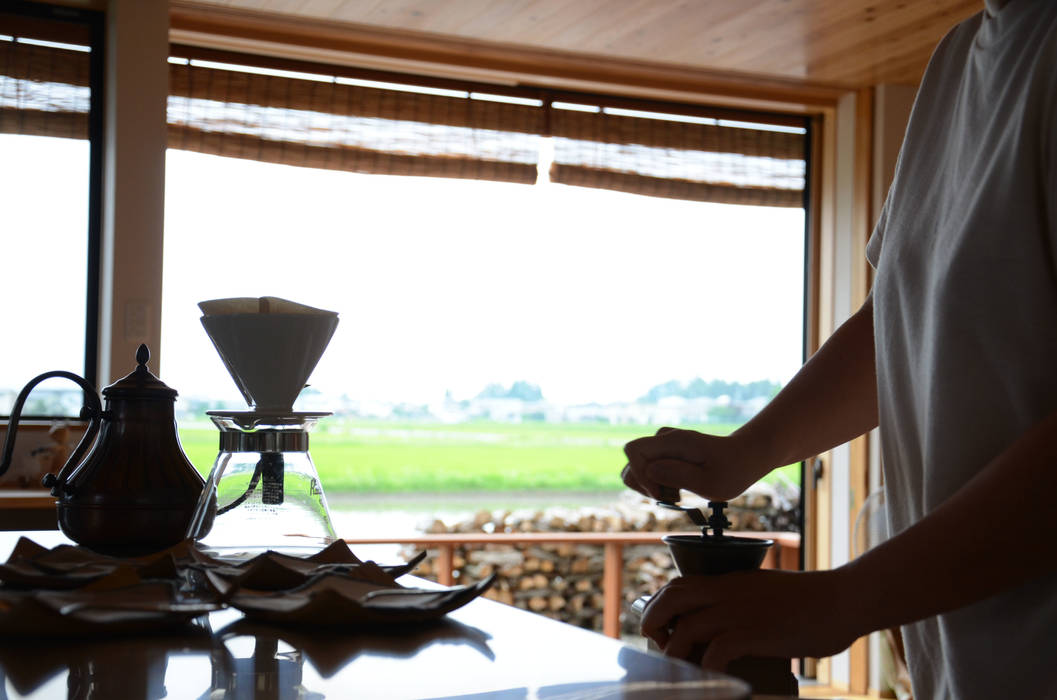 安曇野の田園風景をみながらコーヒー豆を挽く (株)誠設計事務所