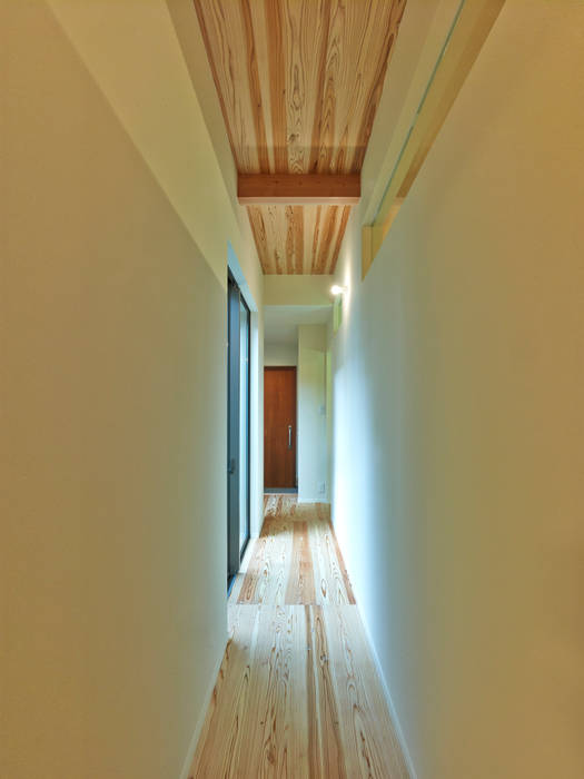 上町の家, 鶴巻デザイン室 鶴巻デザイン室 Modern Corridor, Hallway and Staircase