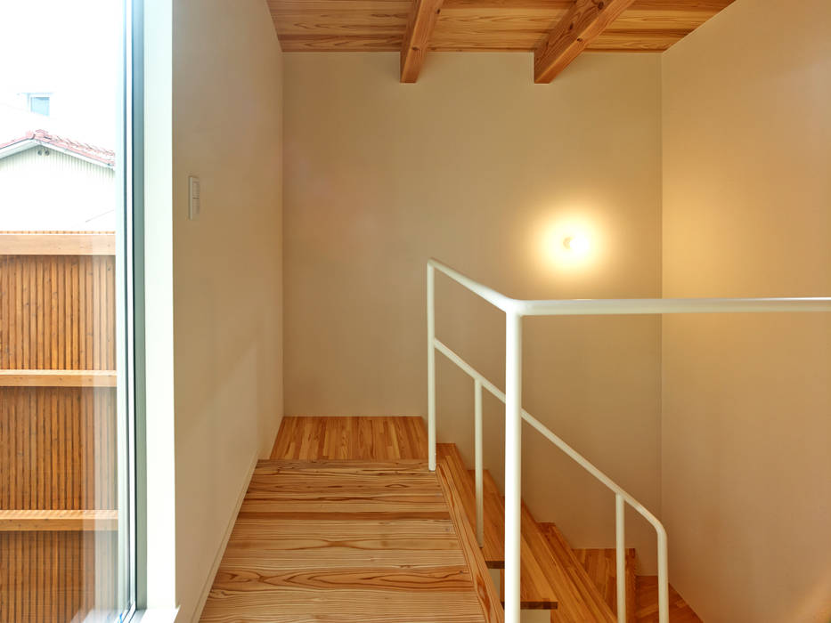 上町の家, 鶴巻デザイン室 鶴巻デザイン室 Modern Corridor, Hallway and Staircase