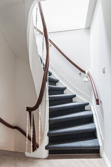 homify Pasillos, vestíbulos y escaleras de estilo clásico