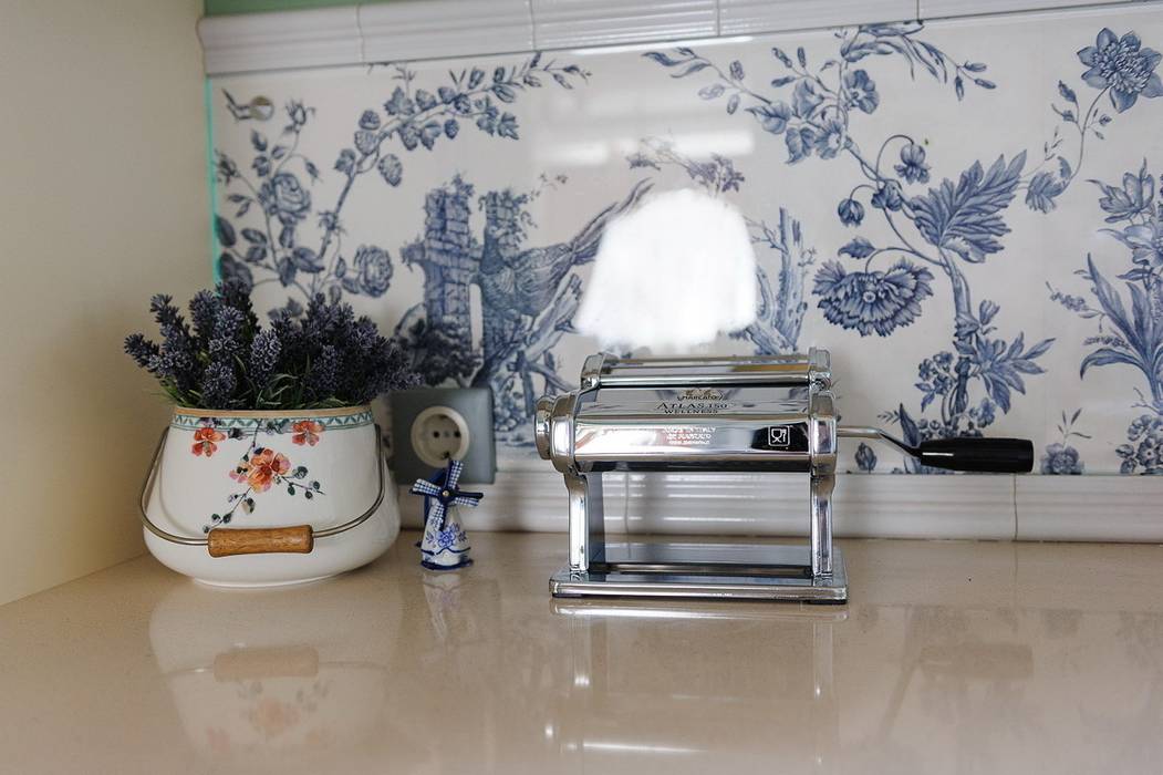 Частный дом Минская обл. Angelika Moroz interior design Кухня в классическом стиле Столовые приборы, посуда и стекло