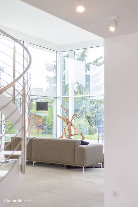 Blick von Entree in die Wohnhalle Immotionelles Moderner Wintergarten