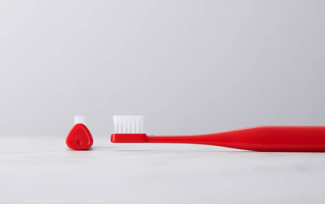 ​立つ歯ブラシ、『 THE TOOTH BRUSH by MISOKA 』, PRODUCT DESIGN CENTER PRODUCT DESIGN CENTER インダストリアルスタイルの お風呂 工場,ジェスチャー,みがきます,ケーブル,フォント,オーディオ機器,赤紫色,ワイヤー,カーマイン,カトラリー,シンク