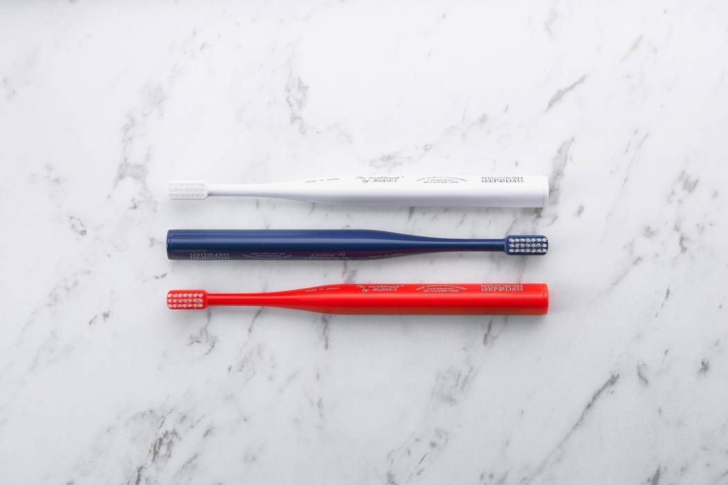 ​“THE TOOTHBRUSH BY MISOKA”, the standing toothbrush, PRODUCT DESIGN CENTER PRODUCT DESIGN CENTER Industriële badkamers Wastafels