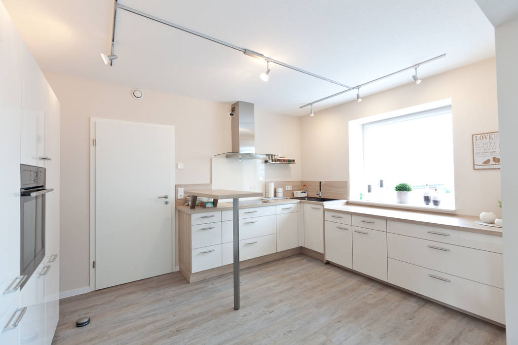 die Küche der Wohnung 3 nach der Sanierung Maklerkontor Brand & Co. Immobilienmakler GmbH & Co. KG