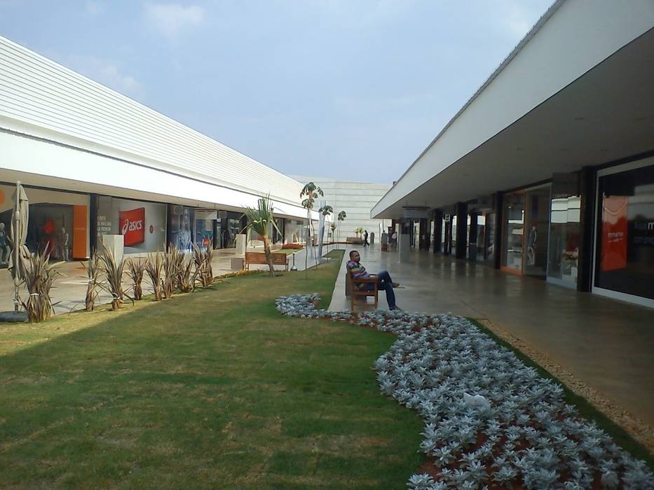 Paisagismo Outlet Premium Brasilia ( Jardim recém-plantado) Roncato Paisagismo e Comércio de Plantas Ltda Espaços comerciais Shopping Centers
