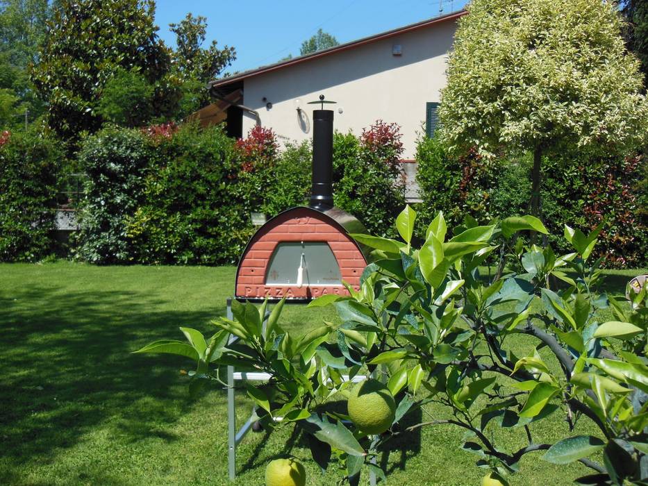 Wood fired oven Pizzone garden placement Genotema SRL Unipersonale Jardines de estilo rústico Parrillas