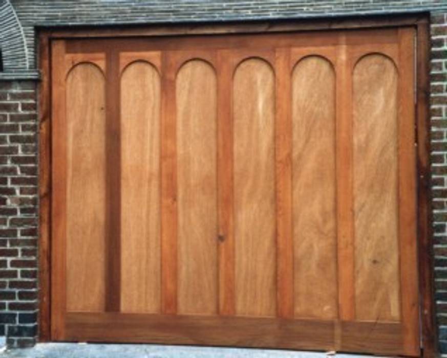 Garage Door made from Timber The Garage Door Centre Limited Skandinavische Garagen & Schuppen Garage/Schuppen