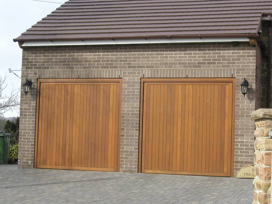 Garage Door made from Timber The Garage Door Centre Limited Garasi Gaya Skandinavia Garages & sheds
