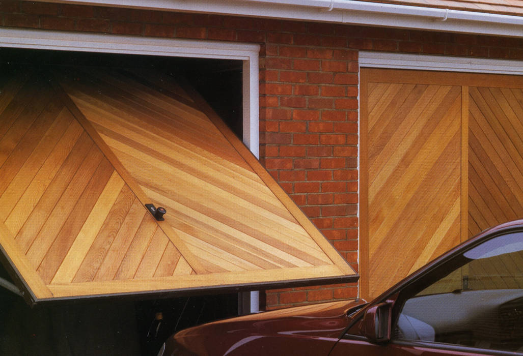 Garage Door made from Timber The Garage Door Centre Limited Garajes y galpones de estilo escandinavo Garajes y galpones