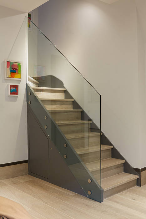CONTEMPORARY GLASS STAIRCASE IS AND REN STUDIOS LTD Modern Corridor, Hallway and Staircase