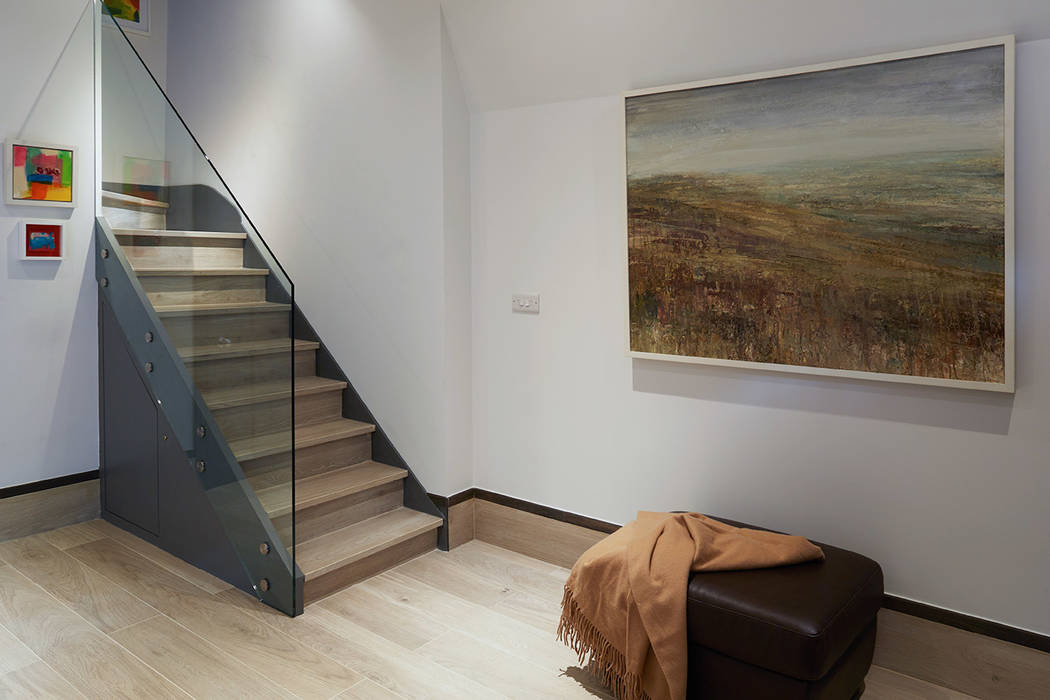 STAIRWAY AND HALLWAY IS AND REN STUDIOS LTD Moderner Flur, Diele & Treppenhaus