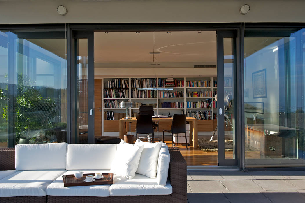 Blick in Bibliothek / Arbeitszimmer Dr. Schmitz-Riol Planungsgesellschaft mbH Moderner Balkon, Veranda & Terrasse