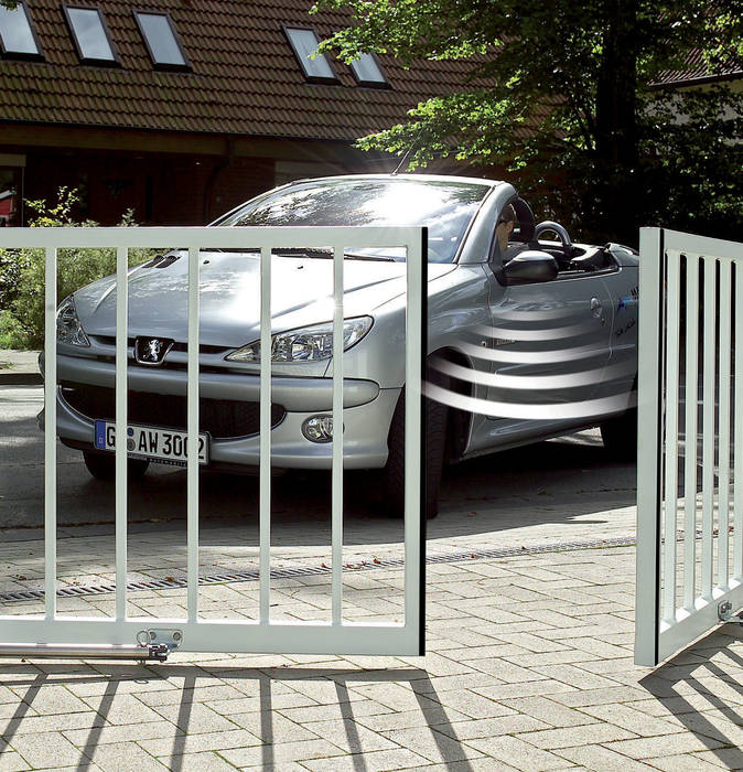 Automatic remote controlled steel swing gates AGD Systems 庭院