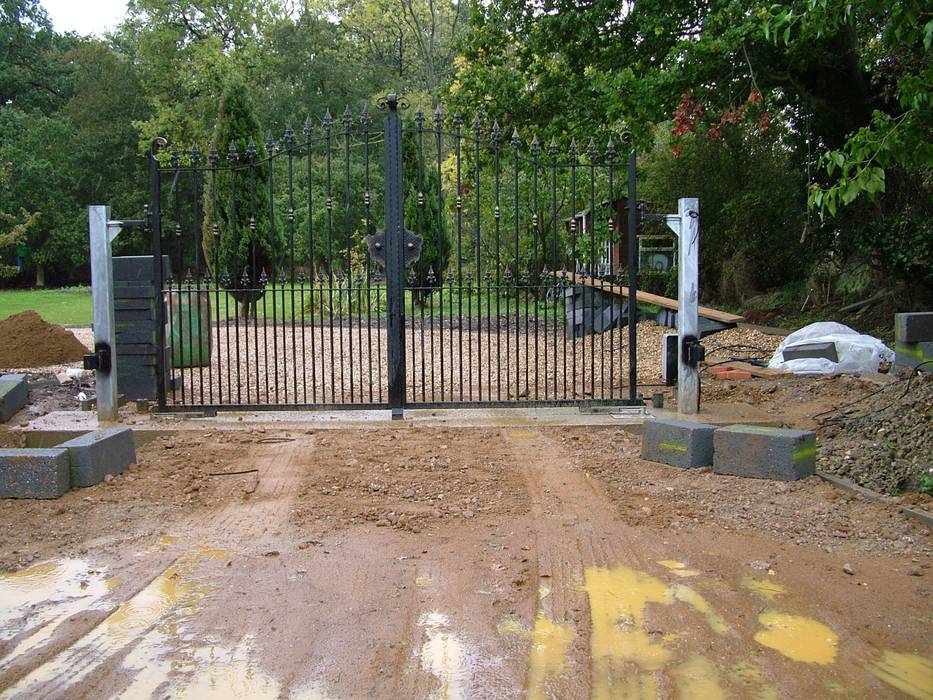 Automatic remote controlled steel gates AGD Systems Eclectic style garage/shed