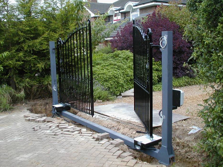 Automatic remote controlled steel gates AGD Systems オリジナルデザインの ガレージ・物置