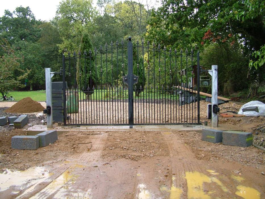 Automatic remote controlled steel gates AGD Systems Ausgefallene Garagen & Schuppen