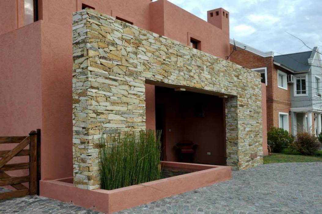 CASA M BARRIO SAUSALITO - PILAR - BUENOS AIRES - ARGENTINA Desarrollos Proyecta Casas de estilo colonial