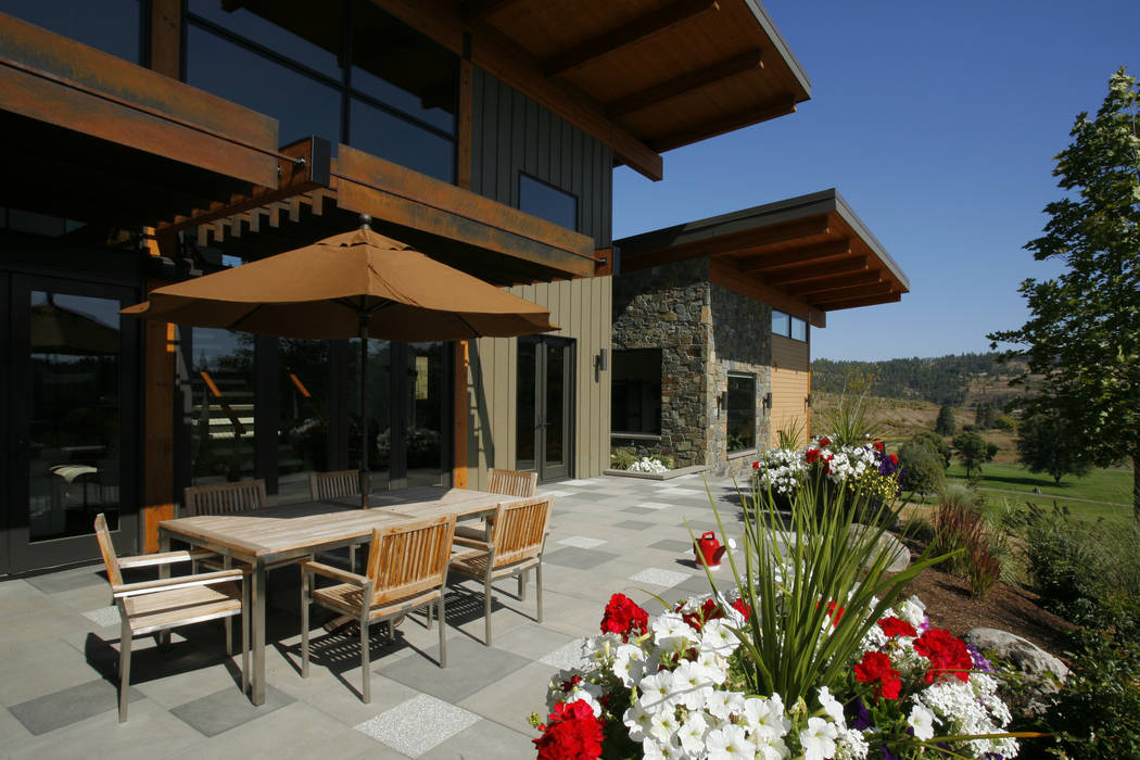 Hangman Valley Residence, Uptic Studios Uptic Studios Balcones y terrazas de estilo moderno