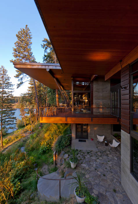 Coeur D'Alene Residence, Uptic Studios Uptic Studios Modern Balkon, Veranda & Teras