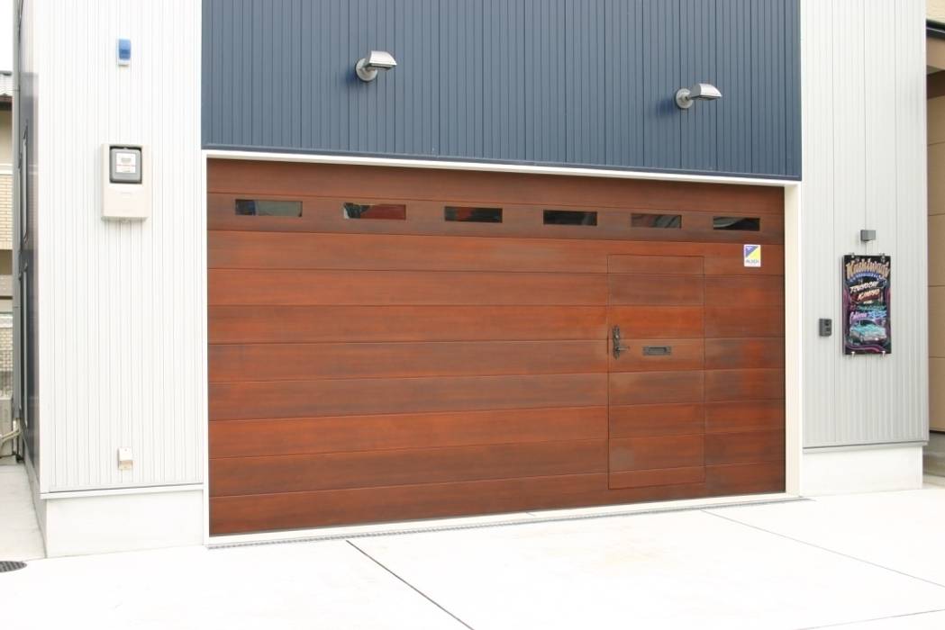 木製ガレージドア, 株式会社ワールドガレージドア 株式会社ワールドガレージドア Modern garage/shed Garages & sheds