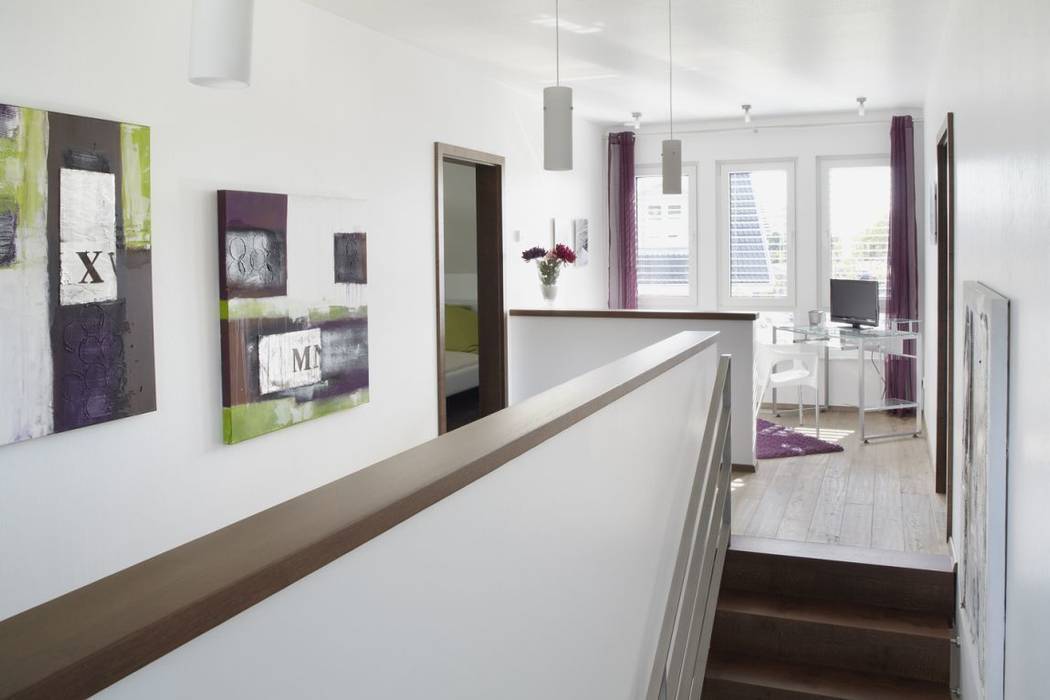 Musterhaus Avenio: Plus-Energie-Haus, RENSCH-HAUS GMBH RENSCH-HAUS GMBH Modern Corridor, Hallway and Staircase