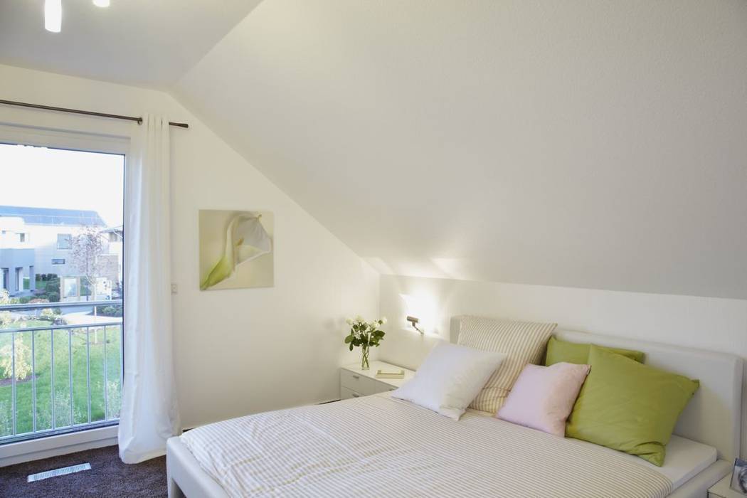 Musterhaus Avenio: Plus-Energie-Haus, RENSCH-HAUS GMBH RENSCH-HAUS GMBH Modern style bedroom
