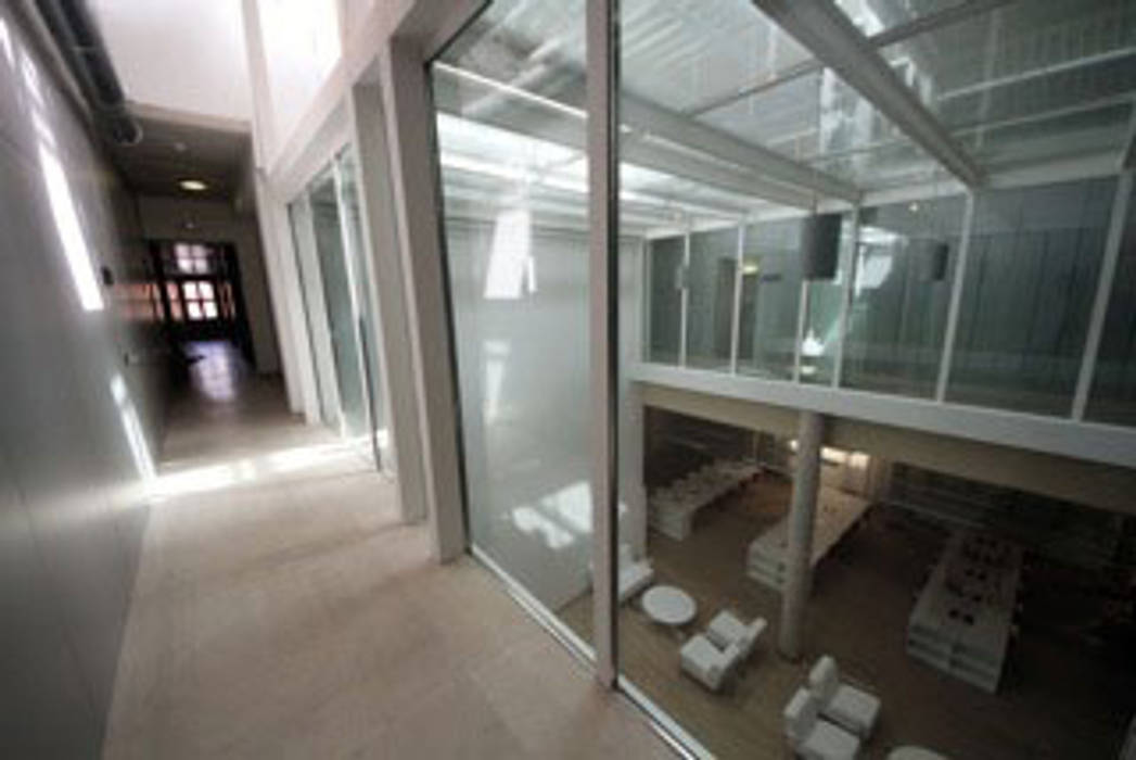 Pasillo que enlaza los talleres y estancias de entreplanta con espacio volcado sobre biblioteca Gomez-Ferrer arquitectos Pasillos, vestíbulos y escaleras industriales