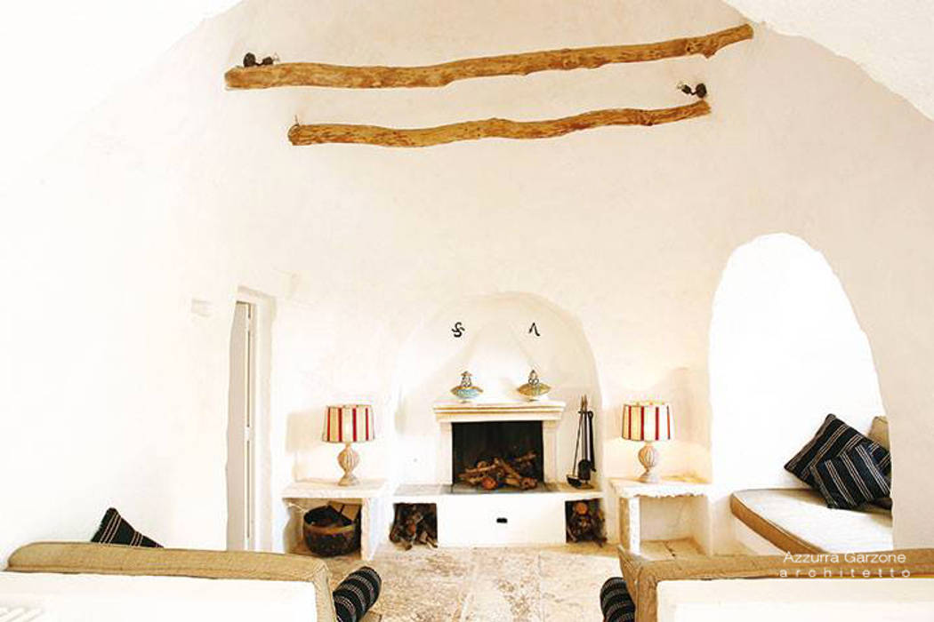 Complesso trulli. Valle d'Itria, Azzurra Garzone architetto Azzurra Garzone architetto Soggiorno in stile mediterraneo Proprietà,bianco,Scaffalature,Interior design,Lo scaffale,Salotto,Legna,parete,Ombra,Proprietà del materiale