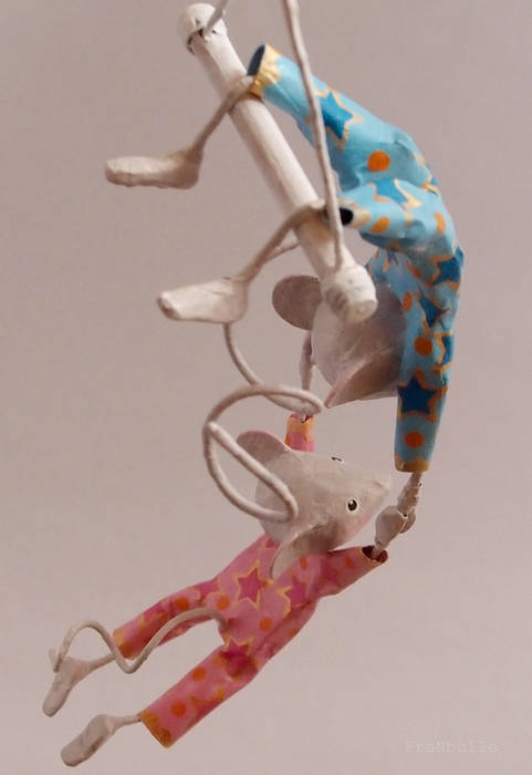 Mobile papier mâché petites souris trapézistes, le duo "Mis-Mis" FraNbulle Autres espaces mobile poétique,la petite souris,mobile trapézistes,souris trapézistes,Sculptures