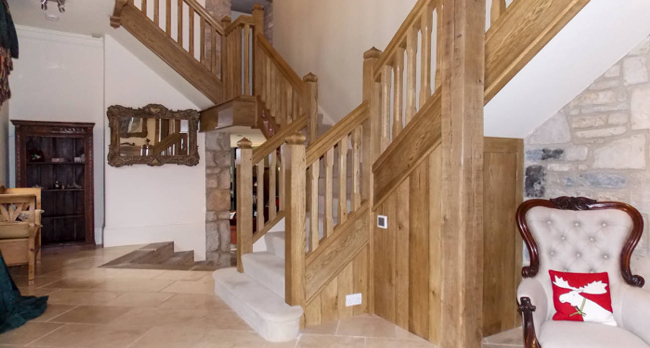 Bespoke Oak Gothic Style stairs Buscott Woodworking Wiejski korytarz, przedpokój i schody