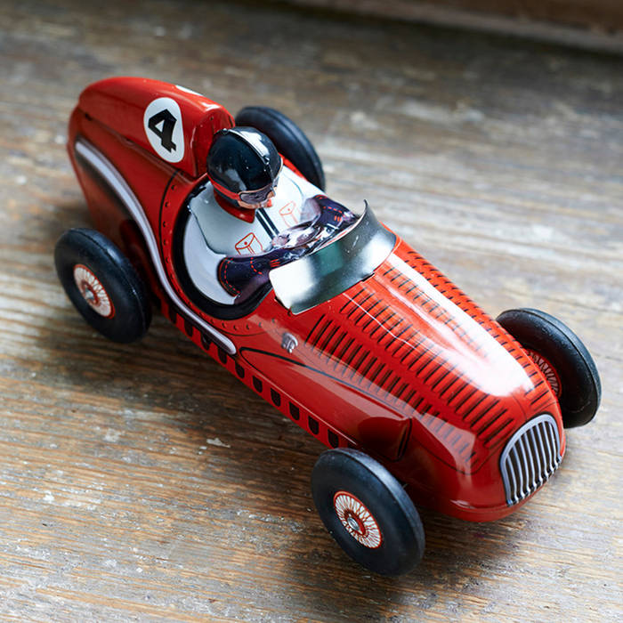 Grand prix retro red racing tin car with rubber wheels. brush64 Livings de estilo ecléctico Accesorios y decoración