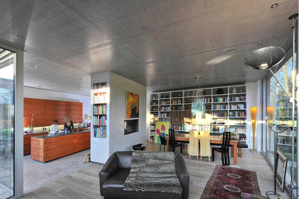 Das Atriumhaus, Architekten Spiekermann Architekten Spiekermann Moderne Wohnzimmer Eigentum,Möbel,Bilderrahmen,Couch,Innenarchitektur,Zimmerpflanze,Die Architektur,Bücherregal,Blumentopf,Bodenbelag