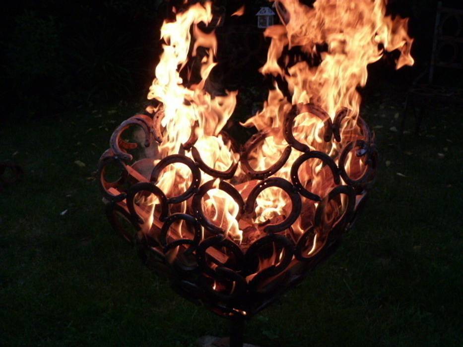flammendes Herz 3D aus Hufeisen HufeisenGlück Rustikaler Garten Feuerplätze und Grill