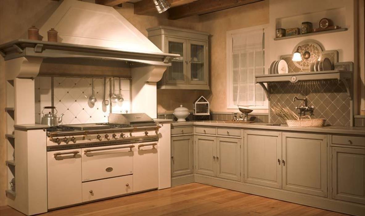 Lacanche Fontenay en color marfil Gamahogar Cocinas de estilo clásico Almacenamiento y despensa