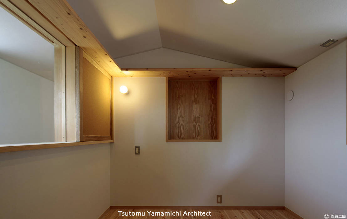 紡ぐ家 ～3世代の住まい～, 山道勉建築 山道勉建築 Salas de entretenimiento de estilo asiático Madera Acabado en madera