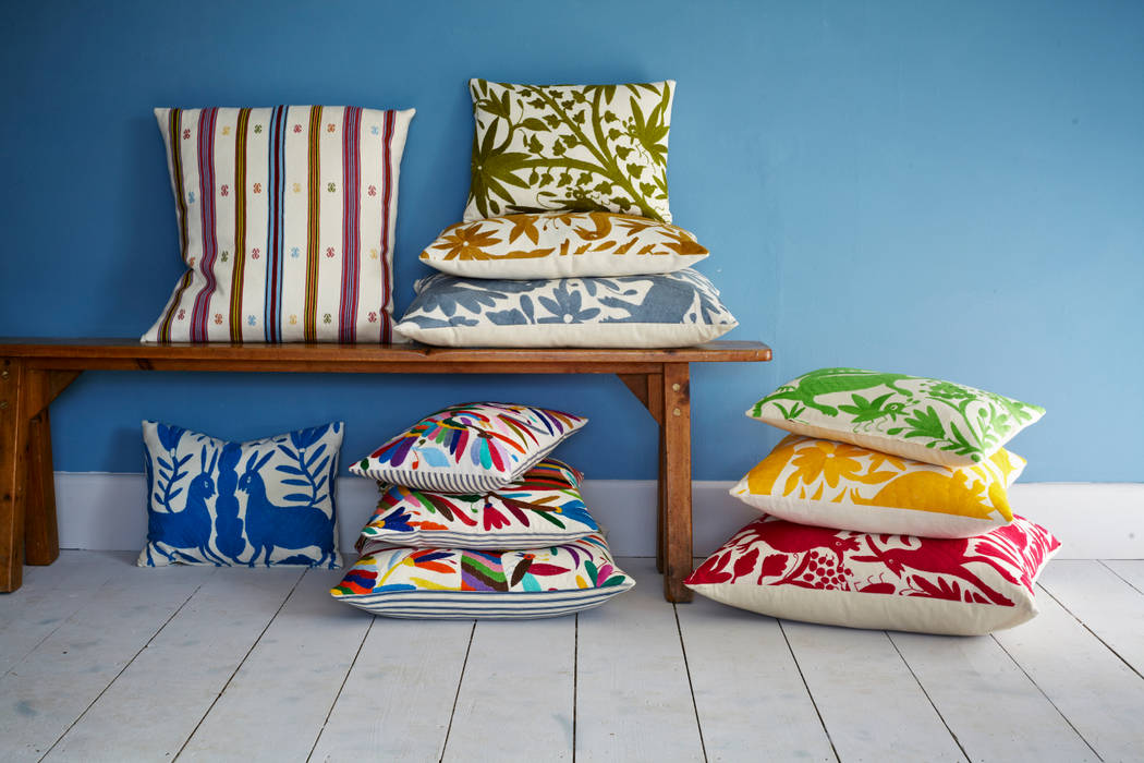 Hand embroidered Mexican cushions Montes & Clark モダンデザインの リビング アクセサリー＆デコレーション