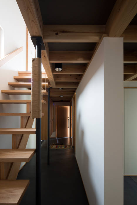 街道沿いの家, TRANSTYLE architects TRANSTYLE architects Koridor & Tangga Modern