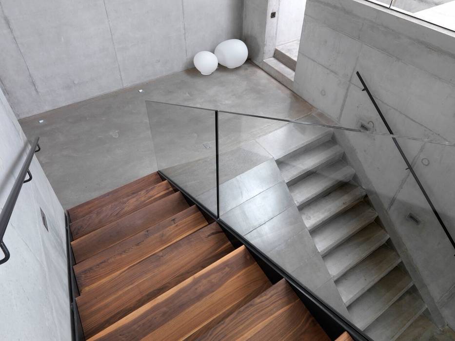 Stormy Castle, LOYN+CO ARCHITECTS LOYN+CO ARCHITECTS Pasillos, halls y escaleras minimalistas