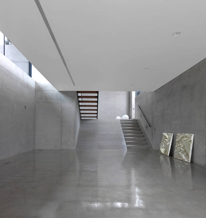 Stormy Castle, LOYN+CO ARCHITECTS LOYN+CO ARCHITECTS Minimalist corridor, hallway & stairs