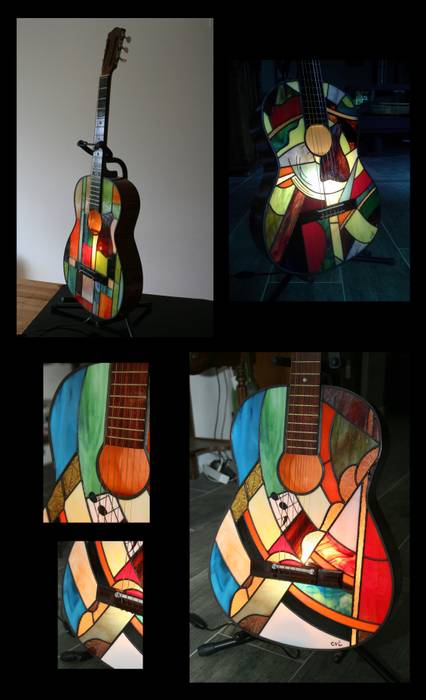 GUITAR - Lampe, Lampadaire, Applique…??? Luminaire en vitrail Tiffany, Lumière et Vitrail Lumière et Vitrail Other spaces Other artistic objects