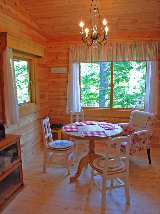 Bird House Lodge in Woods, Japan, Cottage Style / コテージスタイル Cottage Style / コテージスタイル Living room Wood Wood effect